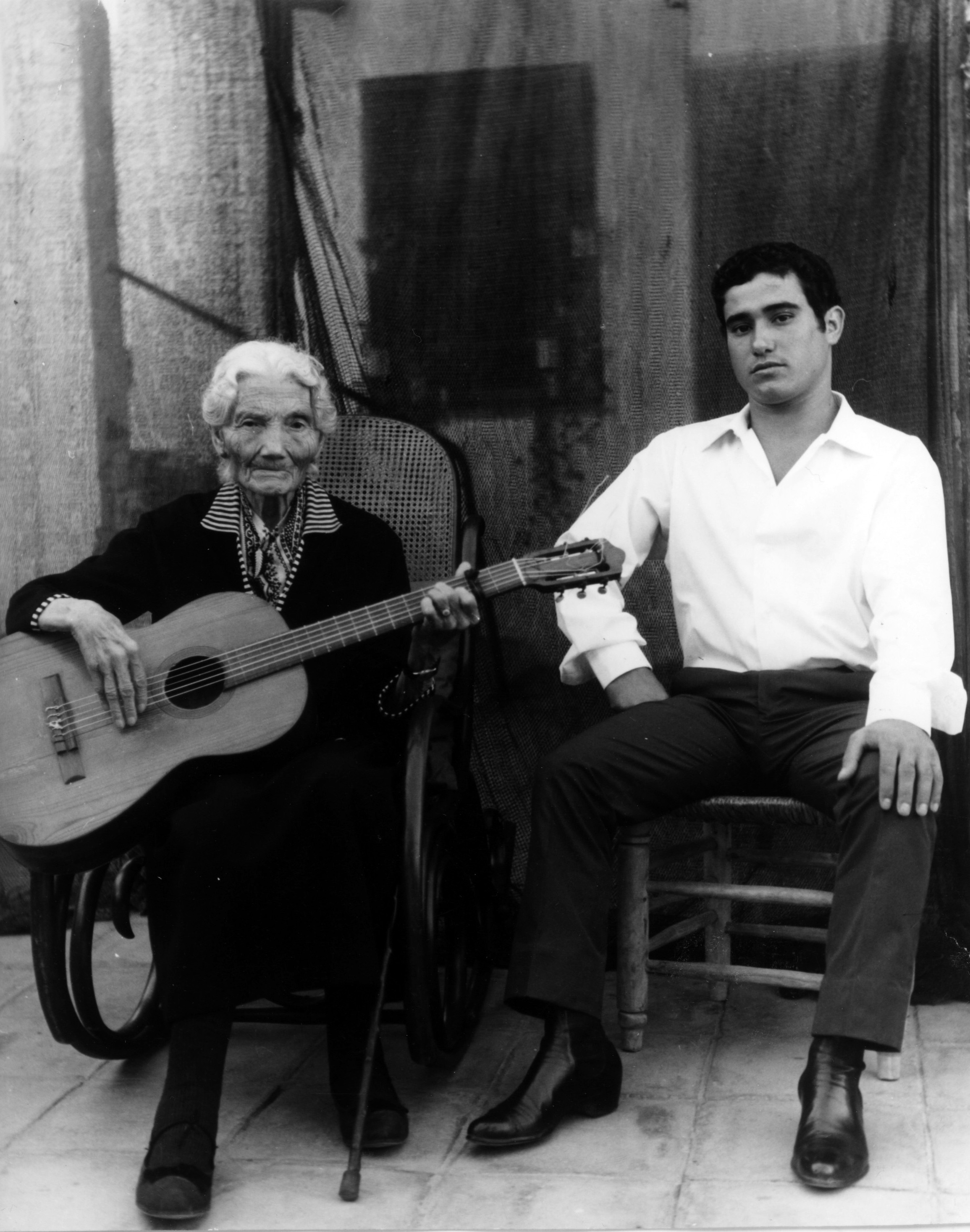 Isabel García Rodríguez beside the singer José Menese.