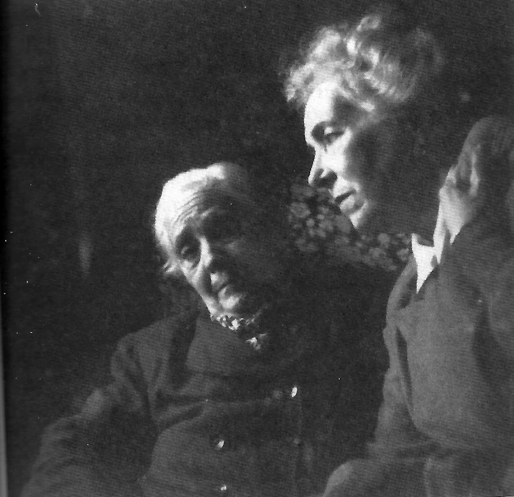 La prima Aurelia y Emilia Llanos, fotografiadas por Penón en 1956.